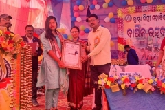 The-student-of-Zoology-Department-Rashmirekha-Behera-awarded-Sanyashi-Mohanty-topper-prize-2022-23